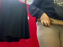 Horny bbw onanuje dildom v kabínke