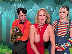 Uh, dette utdanningsprogrammet er bare en fasade for freeuse-gangbang med Ryan Keely og River Lynn på Mombored