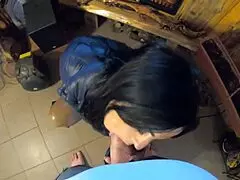 Μαυρούλα MILF κάνει βαθύ λαιμό σε λεγίνγκς cameltoe και φουσκωτό μπουφάν