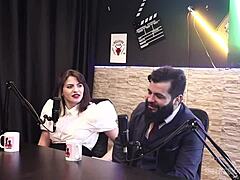 دخّل ذراعه في كس تيفاني روشا عشان يهيجها جامد في السوينغ