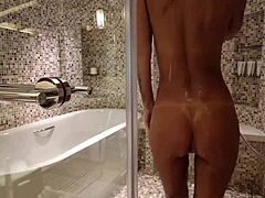 Rozkošná Monika Fox se svléká nahou ve sprše. Chceš vidět?