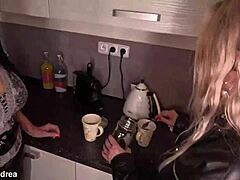 Encontrei minha namorada para sexo na cozinha, admirando sua buceta grande e tetas naturais