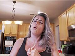 Πιάστηκε η τσούλα MILF σύζυγος Coco Vandi να πηδιέται άβαφο με γείτονα