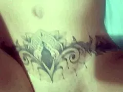 Coroa gostosa tirando a virgindade do novinho, o garoto mandou bem e fez a coroa gemer de tesão no pau dele 😍