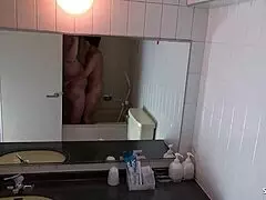 ショートヘアの日本の妻の無修正JAVセックステープ休暇中