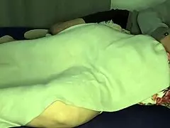 Madrastra milf culona e hijastro comparten la cama del cornudo mientras no est� en casa