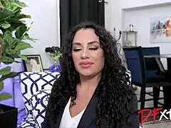 Χήρα Λατίνα χτυπιέται από τεράστιο πουλί CEO Brianna Bourbon στο γκαράζ!