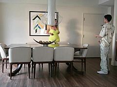 خدعت أم صديقي الخائنة وجعلتها تنيكني مخمورة هينا ستجعلك تمني 😏