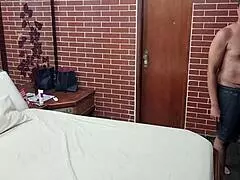 Πίσω από τις Κουρτίνες: Τσούλα παίρνει γιγάντιο καυλί σε κωλοτρυπίδα και DP ουρλιάζοντας