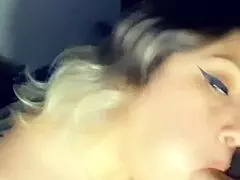 Stiefmoeder zuigt mijn pik tijdens quarantaine chill