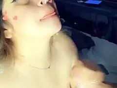 Stiefmoeder zuigt mijn pik tijdens quarantaine chill