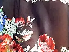 야외에서 투명 드레스 입은 털 많은 성숙한 여자 😜