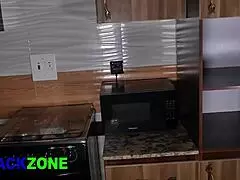 Chica sexy de 18+ con cintura chica se folla en la cocina con su mamá