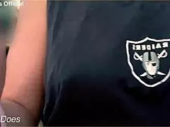 Isteri jalanan flashing buah dada besar luar