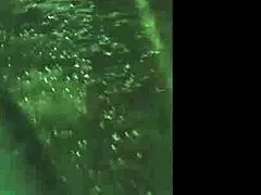 Kamusal yürüyüşte memeleri flaşıyor