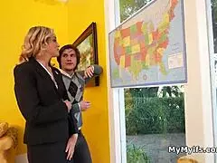 Kampanya yöneticisi kritik oy için freeuse sakso yapıyor