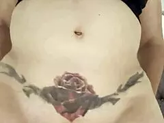 Nicky Ferrari milf enseña culo y tetas grandes