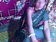 Desi Rashi Aunty Lifts Saree And Fingers!