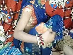 Desi Rashi Aunty Lifts Saree And Fingers!