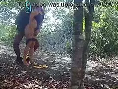 Ousadinha no matinho esposa e o amigo musculoso na praia