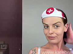 MILF-mamma i Batwoman Halloween-kostyme prøver på, viser store pupper og tatovering i POV.