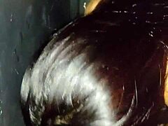 Jonotin swinger-talossa ja annoin kaikkien nussia mua gloryholessa