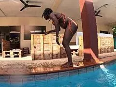 Seru Di Kolam Renang, Flower Memeknya Dimakan Habis