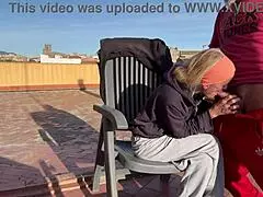 이웃 자지 빨고 옥상 테라스에서 정액 삼켜, 아마추어 집에서 만든 와이프