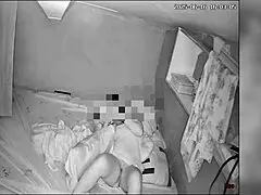 Maman asiatique potelée rend visite à sa copine pour une baise chaude