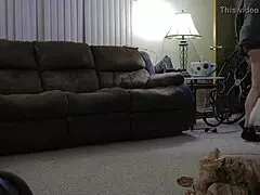 Пухлая мамочка убирается голышом по дому