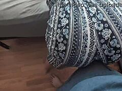 옷 입은 채 자지 위로 엉덩이 출렁이며 흔들기