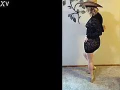 Scarlettraven strips boldly and seductively