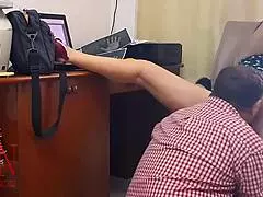 femdom patron hanım ofiste çalışanına am yalatıyor, sen de çalışanım olmak ister misin gizli kamera