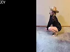 Scarlettraven strips boldly and seductively