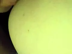 Cucající milfka klečí pro tvrdý šuk až creampie v domácí scéně