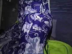 encuentro a la mama de mi mejor amigo en la habitacion y me aprovecho que esta caliente