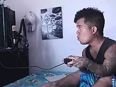 Mientras el enano juega videojuegos, la hermanastra cachonda juega con su pene