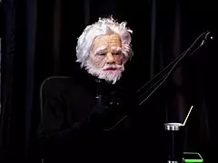 Брунеткиња са лепим сисицама напољу се излаже, каже да је селективна, не ради анал и јаше дебелка - Алице Васцонцелос у црвеној прозирној