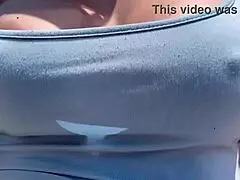 Artemisia Love går ute uten BH, kåt som faen