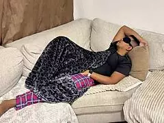 Mačeha pretenta pastorka v grobo jebanje od zadaj 😈