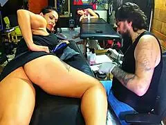 vloog essa morena deixou o tatuador maluco. ela chegou para uma tatuagem simples, mas sua beleza o distraiu completamente.