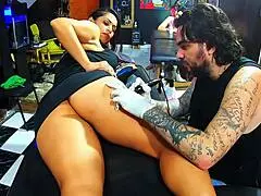 vloog essa morena deixou o tatuador maluco. ela chegou para uma tatuagem simples, mas sua beleza o distraiu completamente.