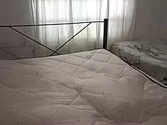 Madrastra Sexy Limpia El Dormitorio En Tanga Y Se Graba Para Su Hijastro