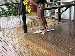 תוכן ביתי מ-Wifebucket - אישה צעירה חצופה וזונה נזיינת על המרפסת