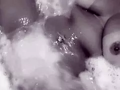 Трейлър - мехурчета в баня и милф учителка мастурбира путка!