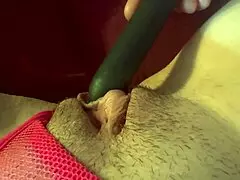 italialainen isotissinen MILF Artemisia Love ajaa väläyttäen isoja tissejään ja nännejään autossa