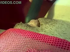 italialainen isotissinen MILF Artemisia Love ajaa väläyttäen isoja tissejään ja nännejään autossa