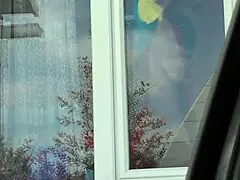 Şoför çoraplı külotsuz çıplak MILF'i pencere yıkarken görüyor