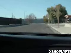 Lp agent haalt zijn lul eruit en de twee winkeldievegge tieners 18+ 18+ wikkelen hun lippen eromheen