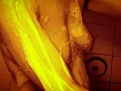 Vruća milf se tušira sporo, masira mokro telo i napaljene bradavice sporo